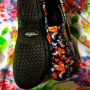 Easy Works Clogs by Easy Street - Tie dye hearts (size 9.5 runs small).